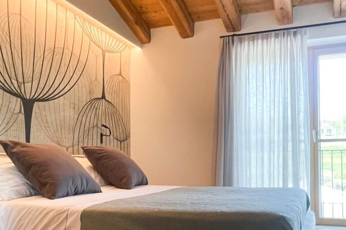 Habitación Confort doble, vistas al viñedo | Minibar, caja fuerte, wifi gratis y ropa de cama