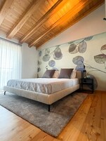 Habitación triple | Minibar, caja fuerte, wifi gratis y ropa de cama