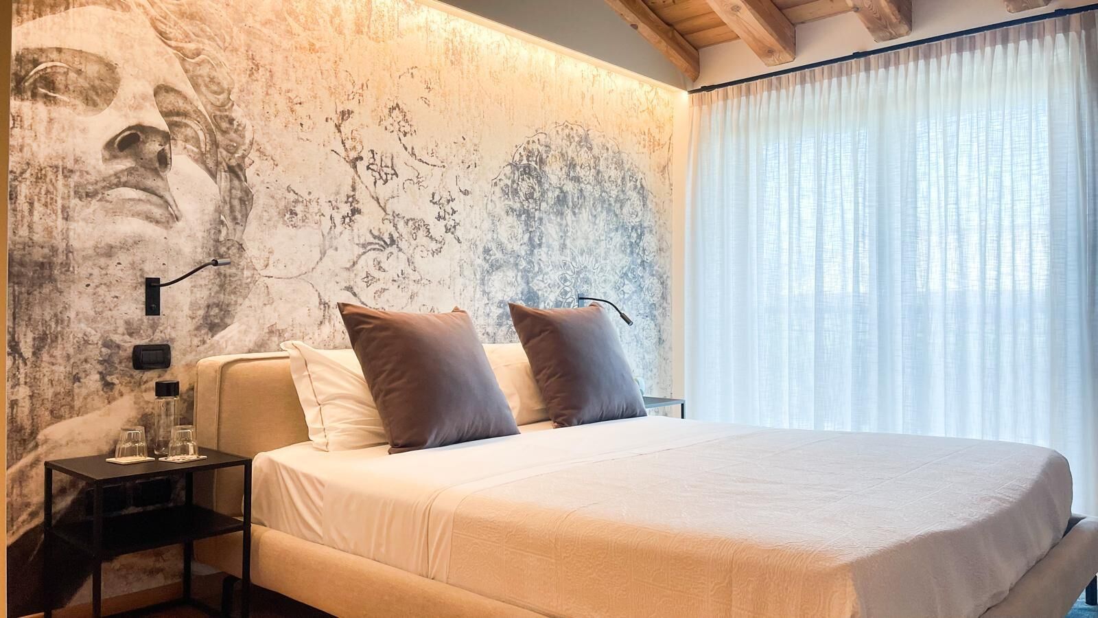Comfort Double Room | Minibar, in-room safe, WiFi (free), bed sheets