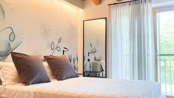 Un dormitorio con cama, un ventanal con cortinas y techo de madera.