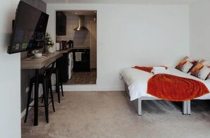 Iron/ironing board, free WiFi, bed sheets - The Snug by JS Apartments (Blackburn)