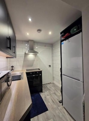 Fridge, microwave, oven, stovetop - The Snug by JS Apartments (Blackburn)