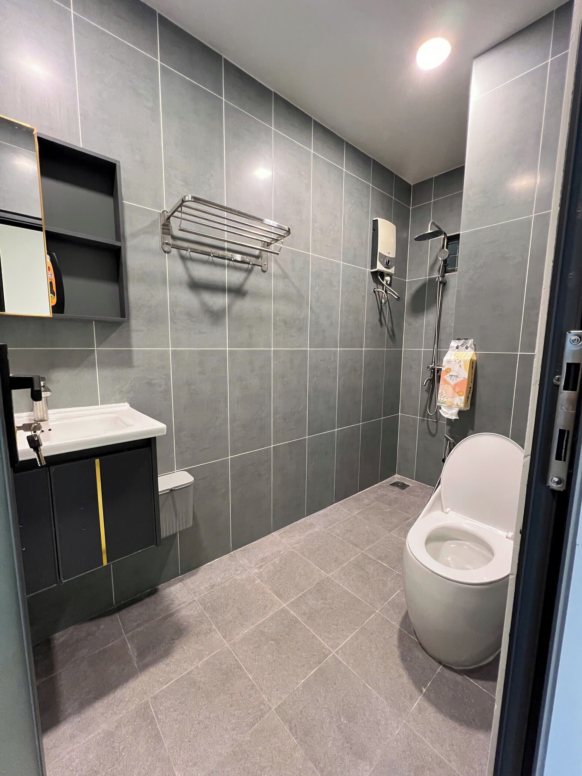 Een douche, een haardroger, een bidet, handdoeken