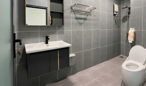 Bathroom - Family Studio 2 Queen Beds & Full-equipped Kitchen 5 Mins Walking to Bui Vien St (Distric 1)