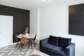 Living area - The Spacious Suite by JS Apartments (Blackburn)