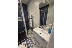 Bathroom - The Spacious Suite by JS Apartments (Blackburn)