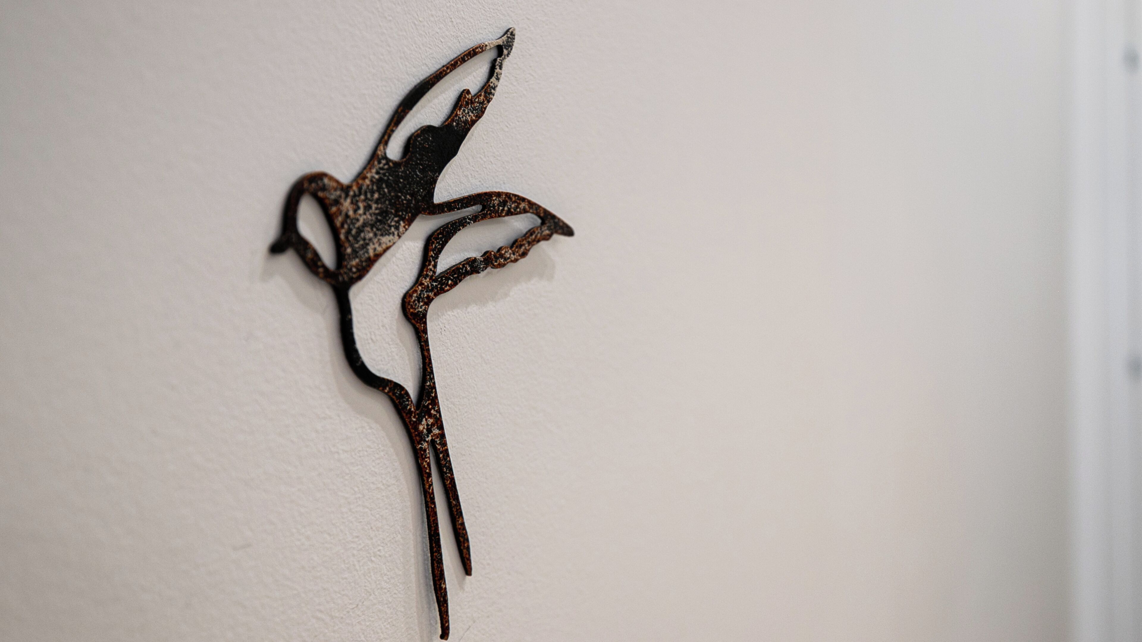 Una escultura de pared que representa a una bailarina.