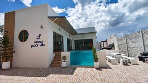 A modern villa with a pool, outdoor seating, and a sign reading 'Selena Pool Villa.' - Selesa Pool Villa (Ban Phru)