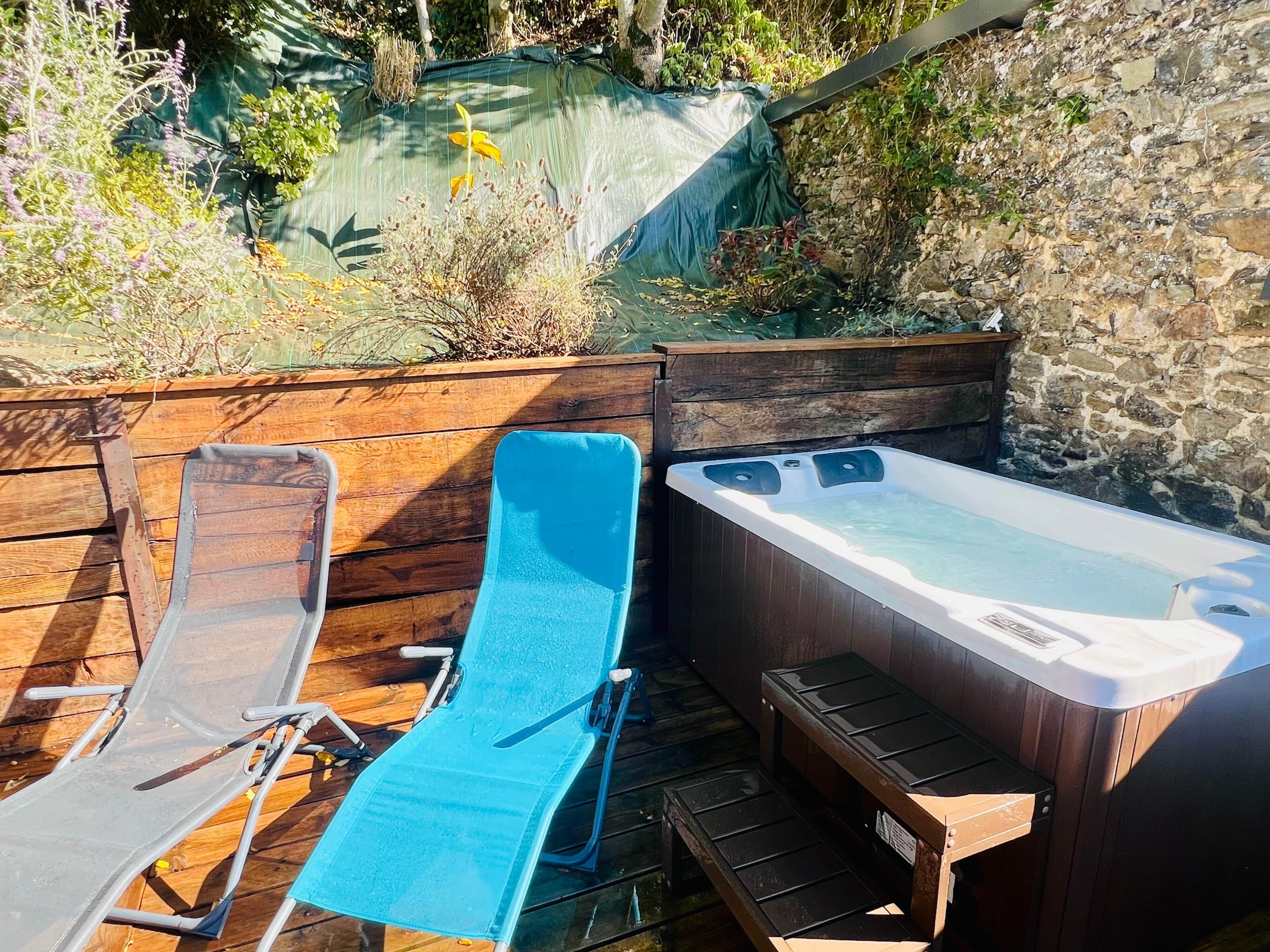 Jaccuzi 3 places avec bains de soleil