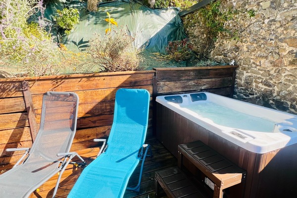 Jaccuzi 3 places avec bains de soleil
