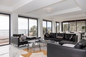 Living area - Stunning waterfront villa with a private beach in CANELLA (Sari-Solenzara)