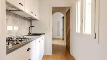 Kühlschrank, Mikrowelle, Geschirrspüler, Kochgeschirr/Geschirr/Besteck