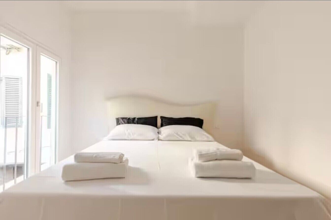 Desk, iron/ironing board, WiFi, bed sheets