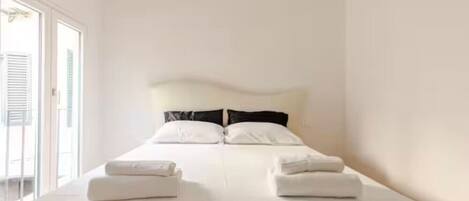 Desk, iron/ironing board, WiFi, bed sheets