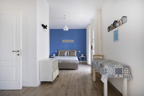 A bedroom with a bed, bedside tables, a desk, and a chair. - Large studio apartment perfect for two people, is located in a shared villa but has its own private access. It features a shared garden and a large furnished patio for exclusive use. The accommodation is located in Marina di Pulsano, a well-served seasid (Marina di Pulsano)