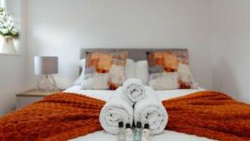 2 bedrooms, iron/ironing board, free WiFi, bed sheets