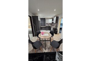 Dining - The Family Flat by JS Apartments (Blackburn)