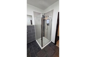 Bathroom - The Family Flat by JS Apartments (Blackburn)