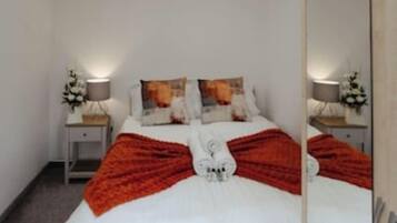 2 bedrooms, iron/ironing board, free WiFi, bed sheets