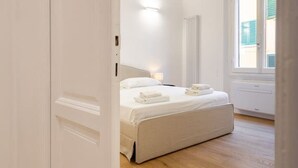 Una camera da letto con un letto, un comodino e una finestra.