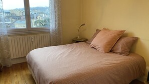 Desk, iron/ironing board, free WiFi, bed sheets - 51m² apartment, 1 bedroom, in the very heart of the city with a garage (Aix-les-Bains)