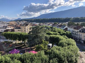 A cityscape with a park area featuring playgrounds and trees. - 51m² apartment, 1 bedroom, in the very heart of the city with a garage (Aix-les-Bains)