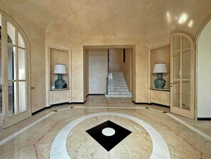 A hallway with a marble floor, a central black and white geometric design, and a staircase leading to another area. - Historic villa in Portovenere on the Gulf of Poets (Portovenere)
