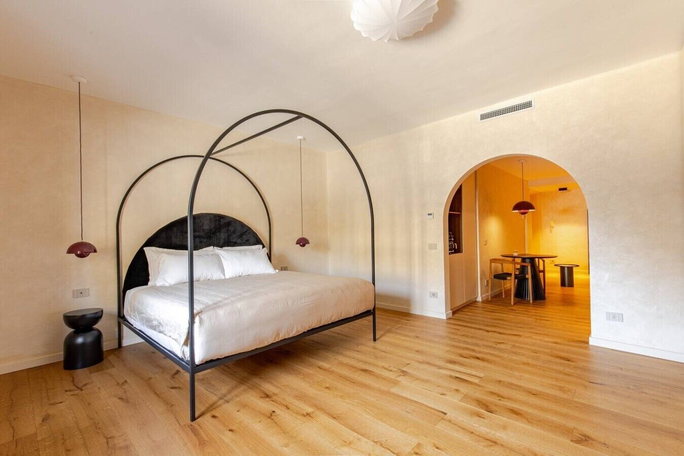 Desk, iron/ironing board, WiFi, bed sheets