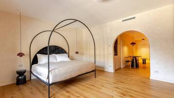 Desk, iron/ironing board, WiFi, bed sheets