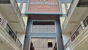 Señal del Hotel Palacio Minaxi, con un diseño moderno y múltiples ventanales.