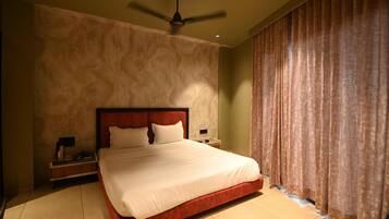 Standard Double Room | Laptop workspace, free WiFi