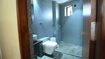 Deluxe Double Room | Bathroom | Shower, towels, soap, shampoo