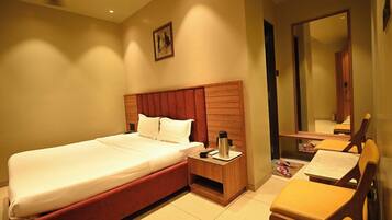 Standard Double Room | Laptop workspace, free WiFi