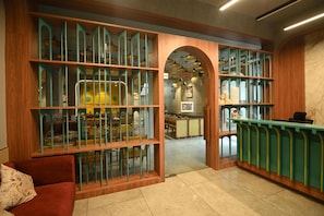 Un restaurante con interior de madera, separaciones de vidrio y una barra.
