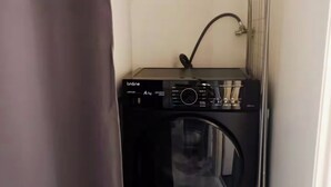 Ein kleiner Hauswirtschaftsraum mit einer Waschmaschine mit Frontlader und einem Trockner.