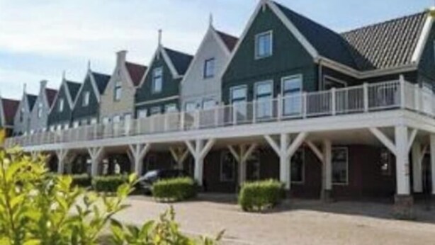 Una hilera de casas tradicionales con un corredor cubierto.