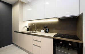 Kühlschrank, Ofen, Geschirrspüler, Kochgeschirr/Geschirr/Besteck