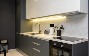 Fridge, oven, dishwasher, cookware/dishes/utensils - Stunning apartment in Metkovic with sauna (Metkovic)