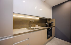 Fridge, oven, dishwasher, cookware/dishes/utensils - Awesome apartment in Metkovic with sauna (Metkovic)