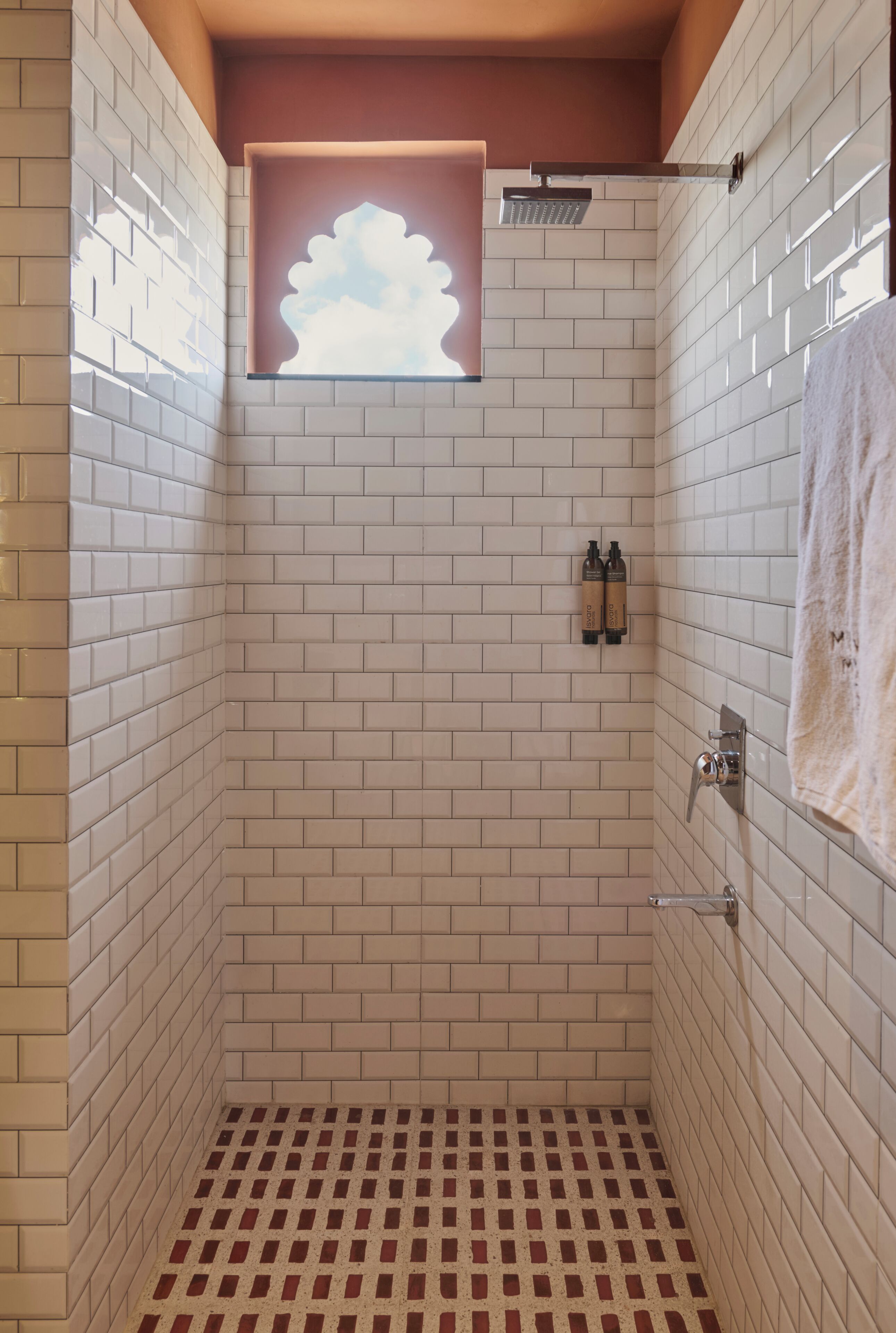 Maharani Suite | Bathroom | Shower, hair dryer, slippers, towels