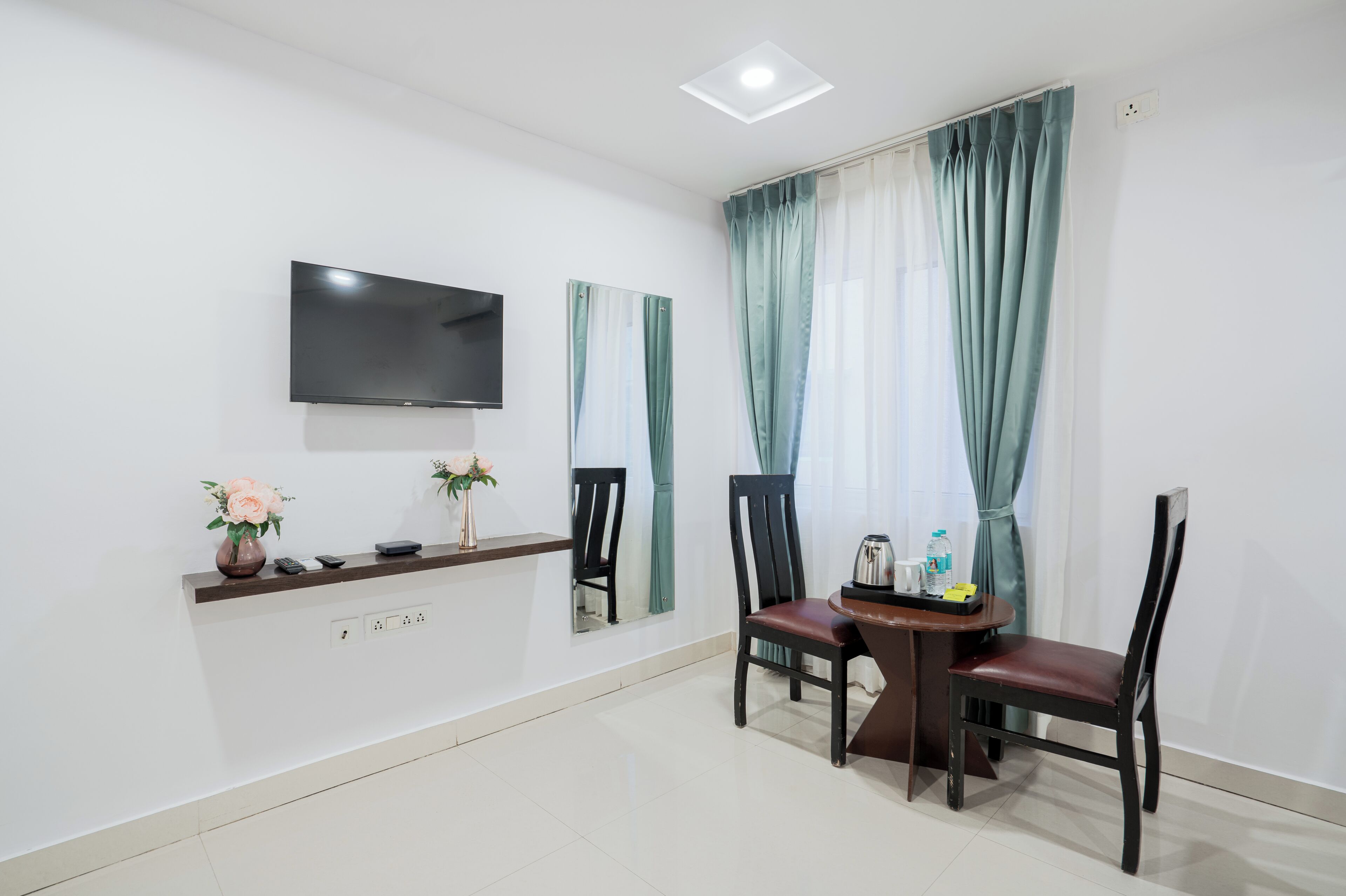 Deluxe Double Room | Dining