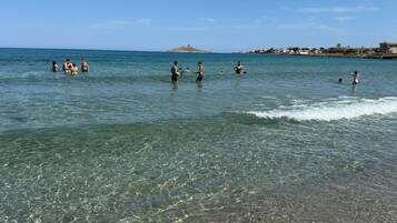 Sulla spiaggia, lettini da mare