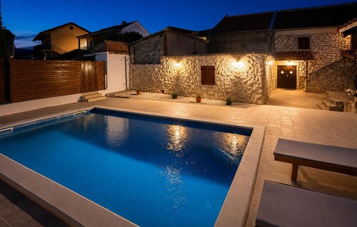 Amazing home in Podgradina