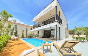 A heated pool - Luxurious home in Pakostane (Pakostane)