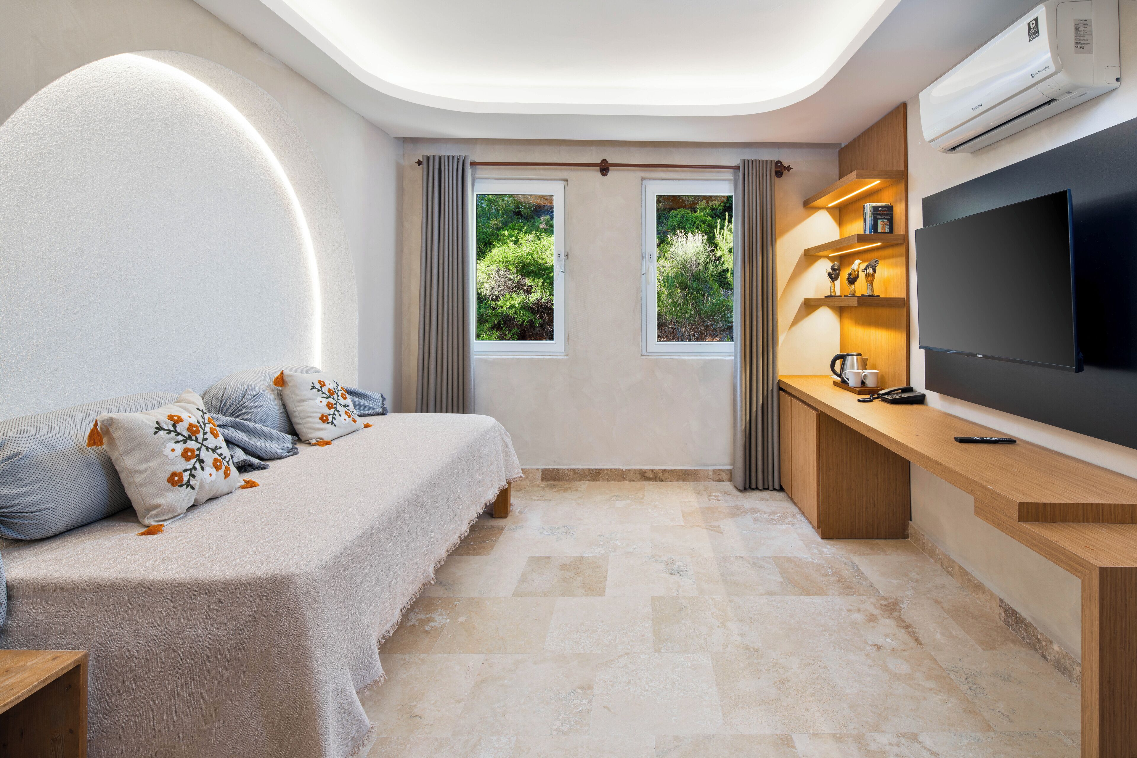 Habitación familiar con 1 cama doble o 2 individuales, vistas al mar | Minibar, caja fuerte, escritorio y espacio para trabajar con un portátil