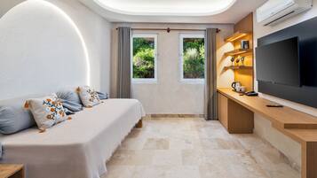 Habitación familiar con 1 cama doble o 2 individuales, vistas al mar | Minibar, caja fuerte, escritorio y espacio para trabajar con un portátil