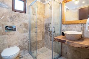 Quarto casal ou duplo família, vista para o mar | Banheiro | Secador de cabelo, toalhas de banho, sabonete, shampoo