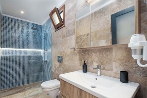 Habitación doble Deluxe, vista al mar | Baño | Regadera, secadora de cabello, toallas, jabón 