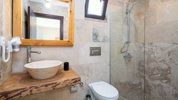 Chambre Familiale Double ou avec lits jumeaux, vue mer | Salle de bain | SĂšche-cheveux, serviettes fournies, savon, shampoing