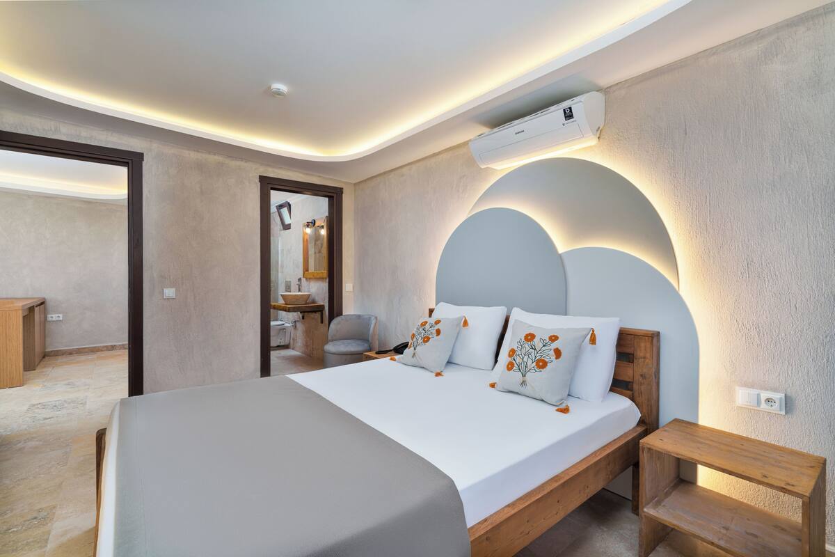 Suite Deluxe, vistas al mar | Minibar, caja fuerte, escritorio y espacio para trabajar con un portátil